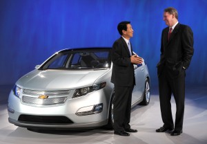 LG Chem President and CEO Kim Bahn-suk (left) meets with former GM Chairman Rick Wagoner in front of the Chevrolet Volt electric vehicle.