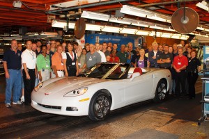 GM Bowling Green Assembly employees pose with the 1,500,000th Corvette, a 2009 convertible. 