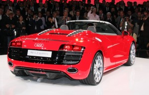 The visual changes are surprisingly modest, with the 2010 Audi R8 5.2 Spider, most notably with the speedster-style rear humps which feature modified air intakes.