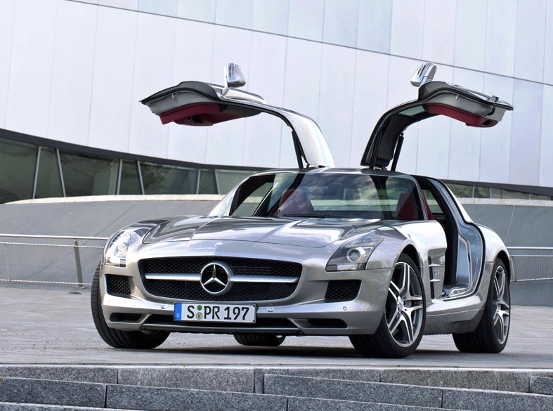 Mercedes-Benz SLS AMG Gullwing Debuts