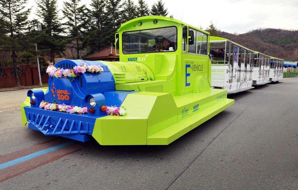 Wirelessly Charged Electric Vehicle Runs in Seoul