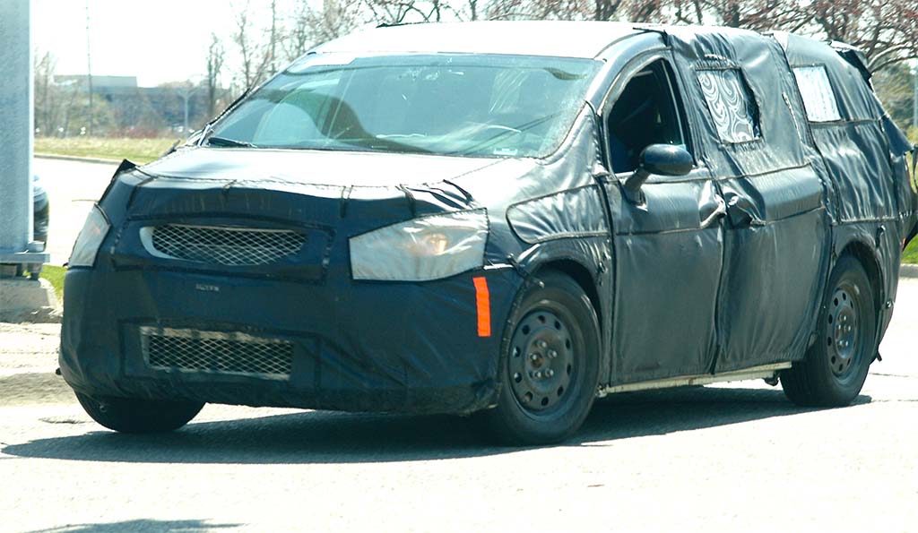 Spy Shot: 2016 Chrysler Town & Country